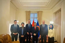 L’ambassadeur du Vietnam en France, Trinh Duc Hai (3e en partant de la droite), pose pour une photo aux côtés des représentants du Mouvement des entreprises de France (MEDEF).