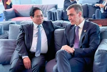 Le Premier ministre Pham Minh Chinh (à gauche) et son homologue espagnol Pedro Sanchez, à Nice, en France, le 9 juin. Photo : VNA. 