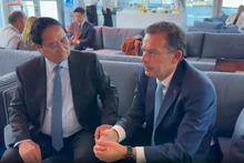Le Premier ministre Pham Minh Chinh (gauche) et son homologue portugais, Luis Montenegro. Photo: VNA 