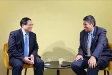Le Premier ministre Pham Minh Chinh (gauche) rencontre le président des Palaos Surangel Whipps Jr. Photo : VNA.
