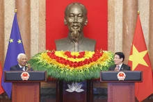 Le président vietnamien Luong Cuong (droite) et le président du Conseil européen António Costa informent des résultats de leur entretien. Photo : VNA.