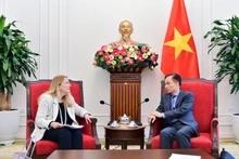 Le ministre des Affaires étrangères (AE), Le Hoai Trung (droite) et Helene Budliger Artieda, secrétaire d’État suisse à l’économie, à la formation et à la recherche de la Suisse. Photo: Ministère vietnamien des Affaires étrangères 