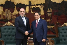 Le Premier ministre Pham Minh Chinh (à droite) et l’ambassadeur du Qatar au Vietnam, Khalid Ali Abdullah Abel. Photo : NDEL.