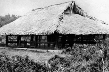 Tan Trao (district de Son Duong, province de Tuyen Quang) – La maison communautaire de Tan Trao, haut lieu de l’histoire révolutionnaire vietnamienne, a accueilli le 16 août 1945 le Congrès national convoqué par le Viet Minh. Réunis en session, les délégués ont adopté les « Dix grandes politiques du Viet Minh », proclamé l’« Ordre d’insurrection générale », fixé le drapeau et l’hymne nationaux, et institué le Comité central de libération nationale, véritable gouvernement provisoire présidé par Ho Chi Minh. Photo : archives de VNA.