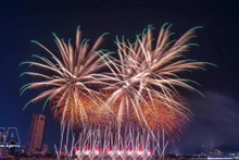 Lors du DIFF 2025, les équipes du Portugal et du Royaume-Uni ont offert des spectacles pyrotechniques éblouissants, alliant avec finesse les techniques modernes de feux d’artifice et les riches influences de la culture européenne. Photo : VNA. 