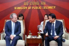 Le général Luong Tam Quang, membre du Bureau politique, ministre de la Sécurité publique (droite) et Daniel Rosen, directeur exécutif du groupe Rosen Partners (États-Unis). Photo : VNA. 