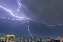 La Journée météorologique mondiale souligne l'importance cruciale des données d'observation hydrométéorologique et environnementale pour la protection des actifs, des vies humaines et des écosystèmes face à l'intensification des risques climatiques. Photo : VNA. 