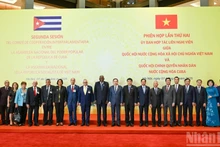 Le président de l’Assemblée nationale Tran Thanh Man et le président de l’Assemblée nationale de Cuba, Esteban Lazo Hernandez, ont pris une photo souvenir avec les délégations des deux pays à l’issue de la séance.
