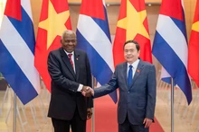 Le président de l’Assemblée nationale, Tran Thanh Man (à droite), accueille Esteban Lazo Hernandez, président de l’Assemblée nationale du Pouvoir populaire de Cuba, lors de sa visite au Vietnam en novembre 2024. Photo : VNA.