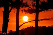 Lorsque la nuit tombe, Mang Den change de visage.