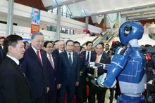 Le secrétaire général To Lam visite une exposition du gouvernement présentant des réalisations en matière de science, de technologie, d'innovation et de transformation numérique. Photo : VNA.