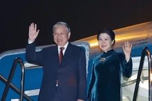 Le secrétaire général du Parti communiste du Vietnam (PCV), To Lam, et son épouse, accompagnés d'une délégation de haut niveau, ont quitté l'aéroport international de Wattay à Vientiane, concluant avec succès leur visite d'État au Laos. Photo : VNA. 