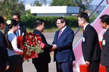 Le Premier ministre Pham Minh Chinh arrive à l’aéroport international de Wattay, à Vientiane, entamant son séjour au Laos pour participer à une réunion de haut niveau entre les deux Partis et coprésider la 48e réunion du Comité intergouvernemental Vietnam–Laos. Photo: VNA 