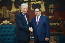 Le Premier ministre Pham Minh Chinh (à droite) reçoit à Hanoï Fukuda Tomikazu, gouverneur de la préfecture de Tochigi (Japon), Photo : VNA. 