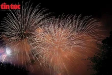 À Hanoï, cœur politique et culturel du pays, le Nouvel An lunaire du Cheval 2026 sera accueilli par 34 sites de tirs de feux d’artifice répartis dans l’ensemble des districts et communes. Photo: le journal Tin Tuc
