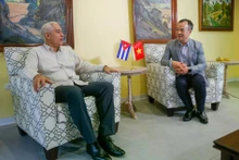Le premier vice-ministre cubain des affaires étrangères, Gerardo Peñalver Portal, accorde une interview au journal The World & Vietnam Report. Photo : baoquocte