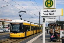 L’arrêt de tramway « Herzbergstr./Dong-Xuan », symbole de la présence et de l’intégration de la communauté vietnamienne à Berlin. (Photo : Ambassade du Vietnam en Allemagne)