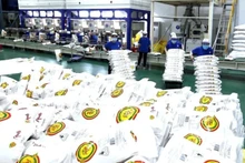 Transformation du riz destiné à l’exportation à l’usine de la société agricole high-tech Trung An, à Can Tho. 