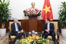 Le vice-Premier ministre et ministre des Affaires étrangères (AE) du Vietnam, Bui Thanh Son (à droite) reçoit Albert Chua, secrétaire permanent du ministère des Affaires étrangères de Singapour, le 26 août, à Hanoï. Photo : VNA
