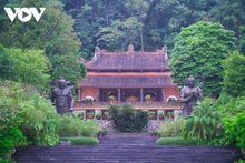 Dia Tang Phi Lai tu s’étend au sein du massif de Phi Lai, adossée à la montagne et flanquée à gauche d’un « dragon vert » (side gauche) et à droite d’un « tigre blanc » (side droite), selon le Feng Shui oriental.
