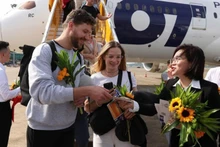 Accueil des visiteurs internationaux à Phu Quoc à l’occasion de la 20 millionième arrivée de touristes étrangers au Vietnam.