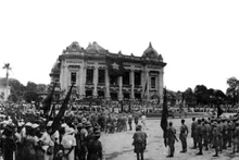 Des unités de guérilla venues des zones de résistance font leur entrée à Hanoï et se rassemblent devant l’Opéra, le 30 août 1945. Photo d’archives : VNA.