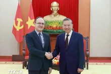 Le secrétaire général du Parti To Lam (droite) reçoit l'ambassadeur de la Russie au Vietnam, Gennady Bezdetko. Photo : VNA.