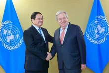 Le Premier ministre Pham Minh Chinh (à gauche) et le secrétaire général des Nations Unies, António Guterres, se serrent la main, à Nice, en France, le 9 juin. Photo : VNA. 