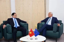 Le Premier ministre Pham Minh Chinh (à gauche) et le président du Conseil européen, Antonio Costa, à Nice, en France, le 9 juin. Photo : VNA.