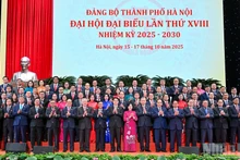 Les dirigeants, anciens dirigeants du Parti et de l’État, ainsi que les délégués au XVIIIᵉ Congrès du Parti de la ville de Hanoï pour le mandat 2025‑2030. 
