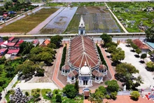 Vue latérale de l’église avec ses fenêtres en forme de losange et ses détails architecturaux raffinés.