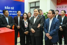 Le président de l’Assemblée nationale Tran Thanh Man, président du Conseil électoral national, inspecte les préparatifs électoraux dans le quartier de Hai An, à Hai Phong. (Photo : Duy Linh)