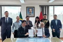Signature du protocole d’accord entre la Chambre de commerce Brésil–Vietnam (BVC) et la Chambre de commerce et d’industrie Brésil-Vietnam de l’État brésilien d’Espírito Santo (CCBV-ES). Photo : VNA.