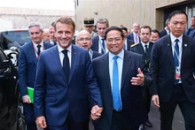 Le Premier ministre Pham Minh Chinh (à droite) et le président français Emmanuel Macron, à Nice, en France, le 9 juin. Photo : VNA.