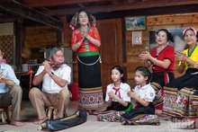 Un artisan transmet aux jeunes les chants traditionnels des minorités. Photo : NDEL