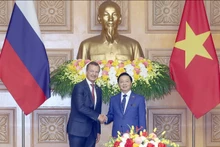 Le vice-Premier ministre Tran Hong Ha (gauche) et le premier vice-président du Conseil de la Fédération de Russie, A. V. Yatskin. Photo : VGP 