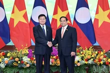 Le Premier ministre Pham Minh Chinh (à droite) et le secrétaire général du Parti révolutionnaire populaire et président du Laos, Thongloun Sisoulith. Photo : NDEL.