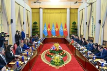 Lors de l'entretien entre le secrétaire général de l’ONU Antonio Guterres et le président Luong Cuong. Photo : NDEL.