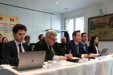 Des délégués participent à un séminaire à la Mission permanente du Vietnam à Genève. Photo : VNA 