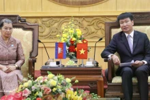 La présidente du Conseil national du Front de solidarité pour le développement de la patrie du Cambodge, Men Sam An et le secrétaire du Comité provincial du Parti de Ninh Binh, Tran Huy Tuan. Photo: VNA 