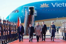 La cérémonie officielle d’accueil du Premier ministre Pham Minh Chinh s’est tenue solennellement à l’aéroport international Vnukovo 2. Photo : VNA 