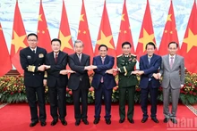 Le Premier ministre Pham Minh Chinh et les ministres des Affaires étrangères, de la Défense et de la Sécurité publique des deux pays.