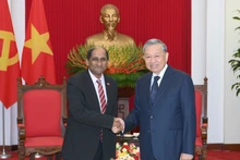 Le secrétaire général du PCV, To Lam, reçoit l’ambassadeur de la République de Singapour au Vietnam, Jaya Ratnam.