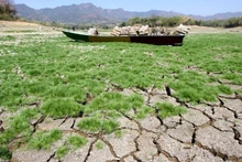 Un bateau échoué dans le lit d’un lac asséché, dans le district de Wonogiri, province de Java central (Indonésie), le 10 août 2023. Photo : Xinhua.