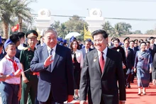 Le secrétaire général To Lam (à gauche) et le secrétaire général et président du Laos, Thongloun Sisoulith. Photo : VNA. 