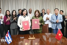 La vice-ministre vietnamienne de l’Industrie et du Commerce, Phan Thi Thang, et la vice-ministre cubaine du Commerce international et des Investissements étrangers, Deborah Rivas Saavedra, signent le procès-verbal de la réunion. Photo : VNA 