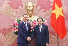 Le président de l'Assemblée nationale (AN), Tran Thanh Man (droite) rencontre le premier vice-président du Conseil de la Fédération de Russie, Andrey Vladimirovich Yatskin. Photo : VNA. 