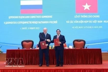 Le Premier ministre vietnamien Pham Minh Chinh et son homologue russe Mikhaïl Vladimirovitch Michoustine signent un communiqué conjoint sur les résultats de la visite officielle du Premier ministre russe au Vietnam (Hanoï, 14 janvier 2025). Photo : VNA. 