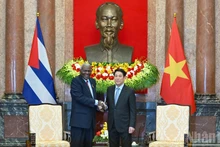 Le président Luong Cuong reçoit le président de l’Assemblée nationale de Cuba Esteban Lazo Hernandez