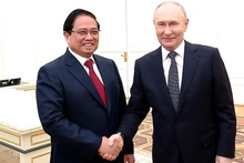 Le Premier ministre Pham Minh Chinh (gauche) et le président russe Vladimir Poutine. Photo : VNA. 